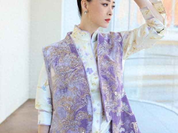 蒋欣新中式穿搭秘诀：色不过三款式简约，轻松驾驭高级感