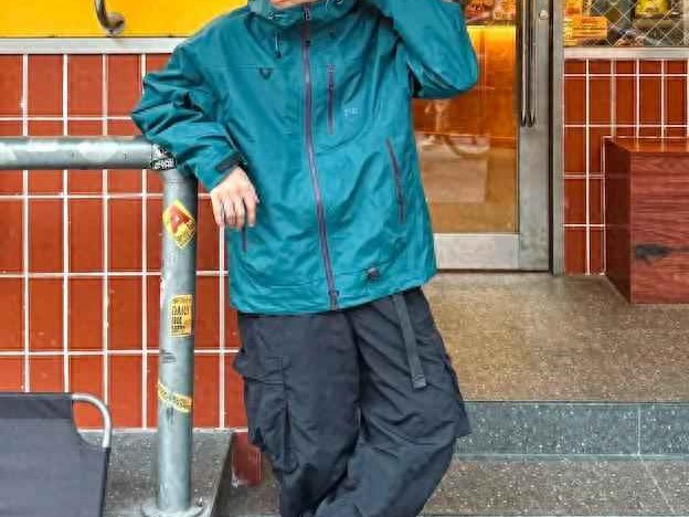 男士穿衣搭配帽子 为什么劝你多戴“棒球帽”，看上海男人就知道了，时尚有型还加分