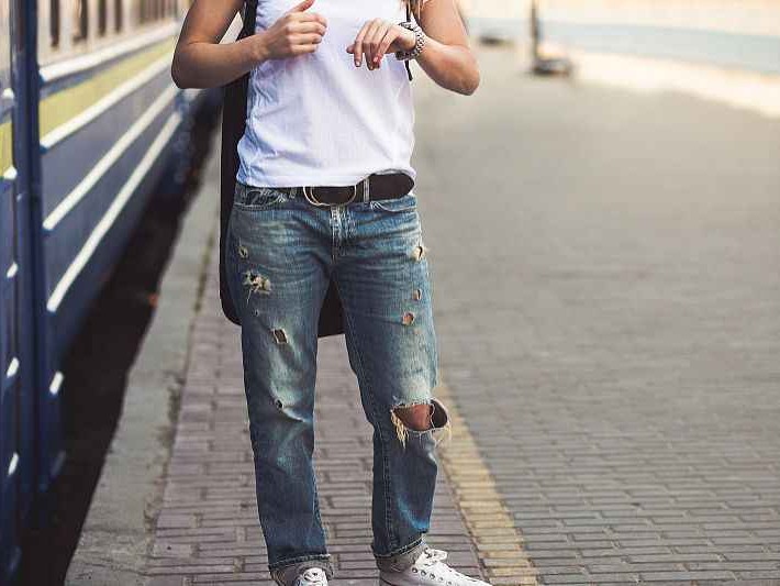 破洞裤配鞋全攻略 从街头到约会一双鞋搞定造型