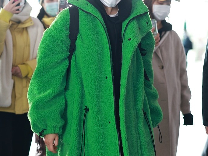 绿色外套内搭颜色这样选才好看