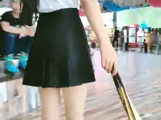 短裙穿搭有妙招 里面这样穿既安全又时髦