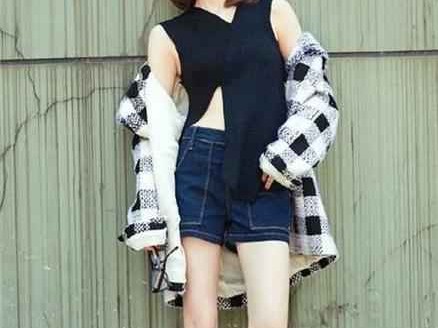 江疏影黑长直衬衫造型神似老师，网友：这课还能专心听吗？