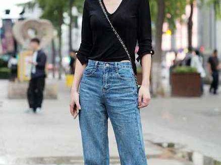 香港时尚达人：修身大衣与牛仔裤的休闲时髦风