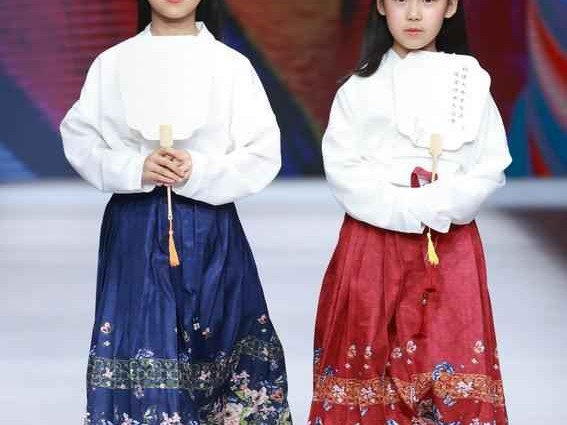 孩子衣柜总像“战场”？试试这招儿童服装中式整理，整洁还能学文化！