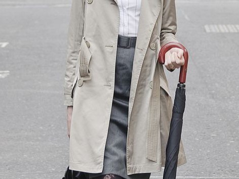 蓝色风衣裤装搭配秘诀让你时髦出街