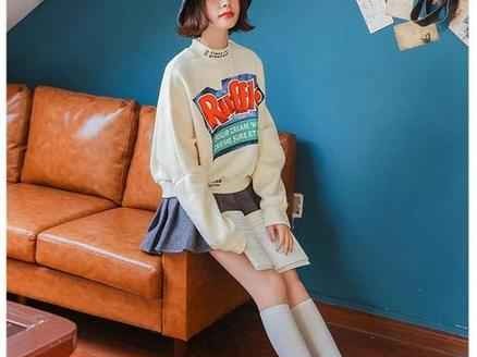 黑皮肤女学生学院风穿搭：瑜伽裤的时尚选择与健康平衡