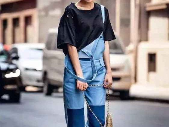 牛仔背带裤配上衣宝典 穿出花样青春不重样