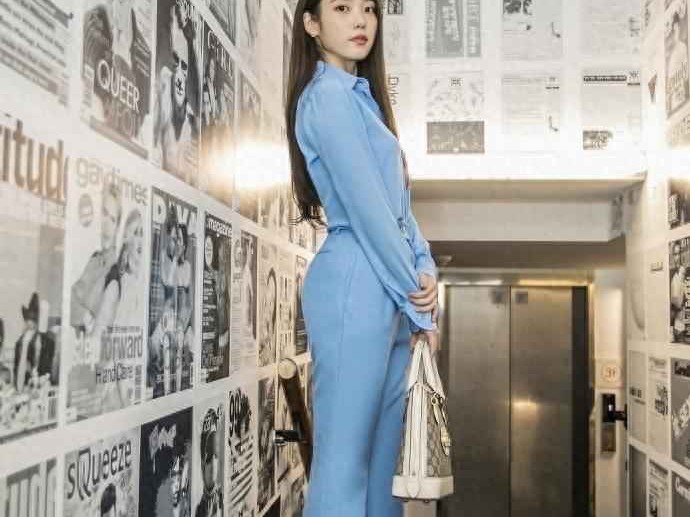 IU李知恩穿搭进化史：蓝色衬衫配喇叭裤轻松穿出高级感