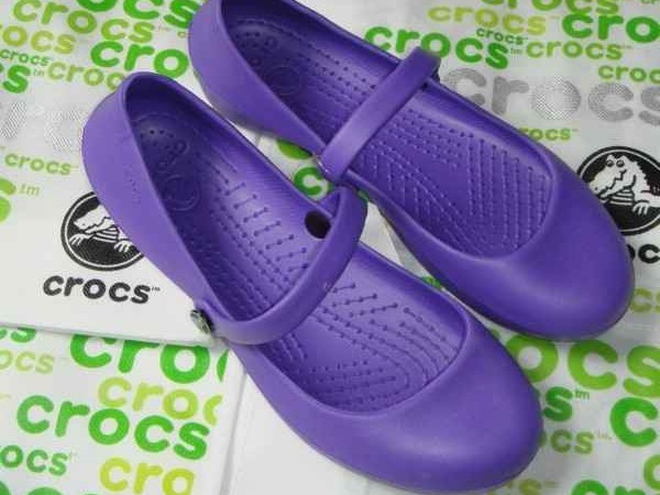 穿洞洞鞋走江湖 揭秘Crocs从丑鞋到潮牌的逆袭路