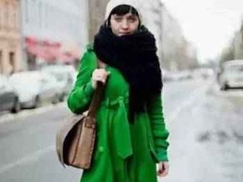 墨绿色穿搭全攻略 高级感配色让你优雅又出彩