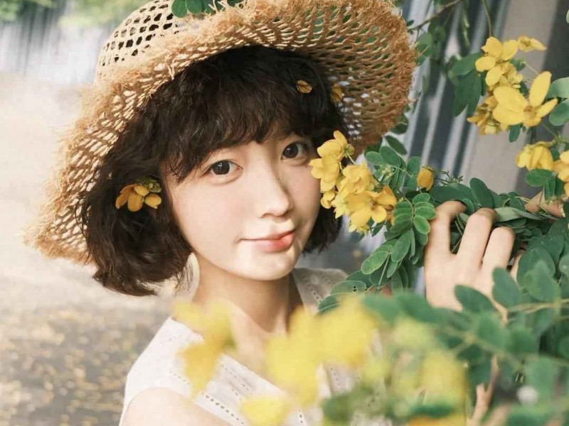 夏季女生小清新穿搭秘诀：草帽花裙的甜美搭配指南