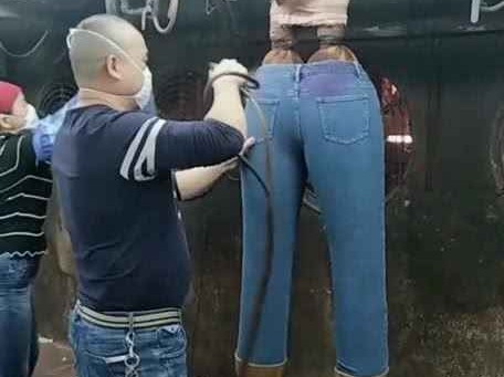 牛仔裤掉色的秘密与拯救全攻略 让你心爱的裤子越穿越有型